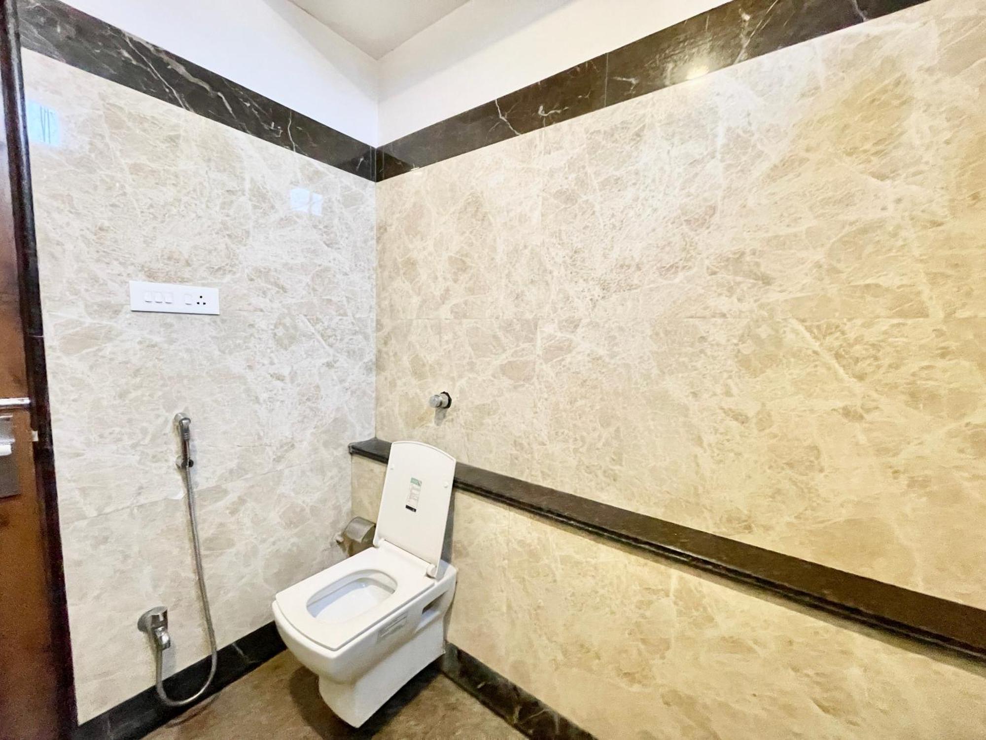 Hotel Rudraksh ! Varanasi !Fully-Air-Conditioned Hotel At Prime Location With Parking Availability, Near Kashi Vishwanath Temple, And Ganga Ghat 2 Bagian luar foto