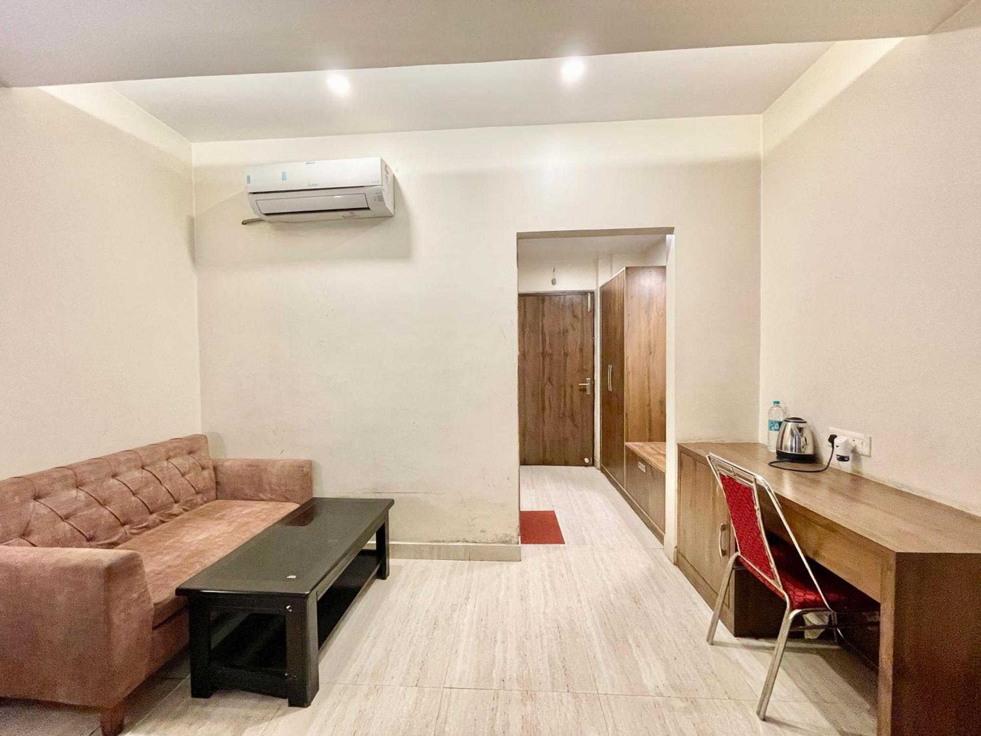 Hotel Rudraksh ! Varanasi !Fully-Air-Conditioned Hotel At Prime Location With Parking Availability, Near Kashi Vishwanath Temple, And Ganga Ghat 2 Bagian luar foto