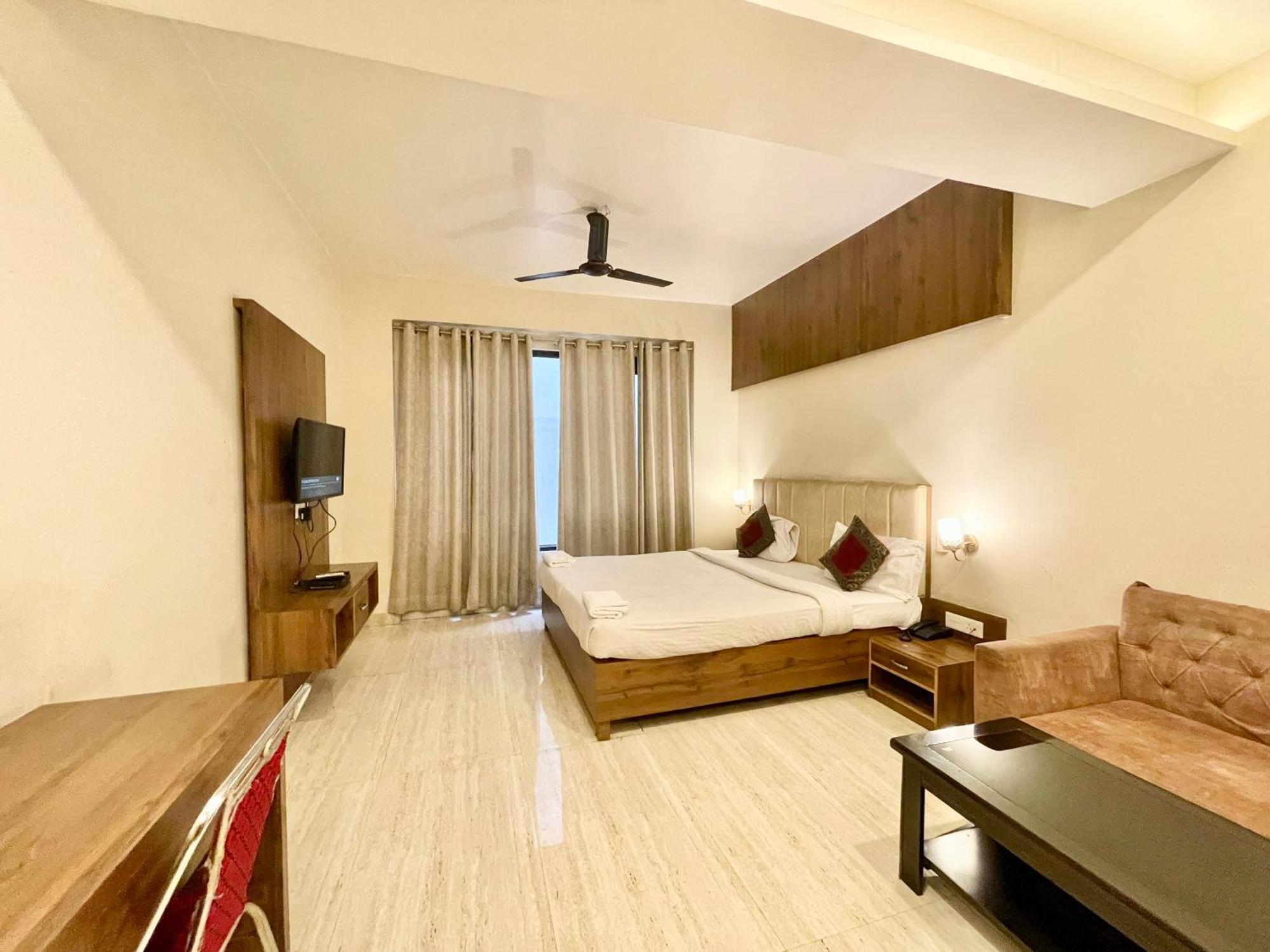 Hotel Rudraksh ! Varanasi !Fully-Air-Conditioned Hotel At Prime Location With Parking Availability, Near Kashi Vishwanath Temple, And Ganga Ghat 2 Bagian luar foto