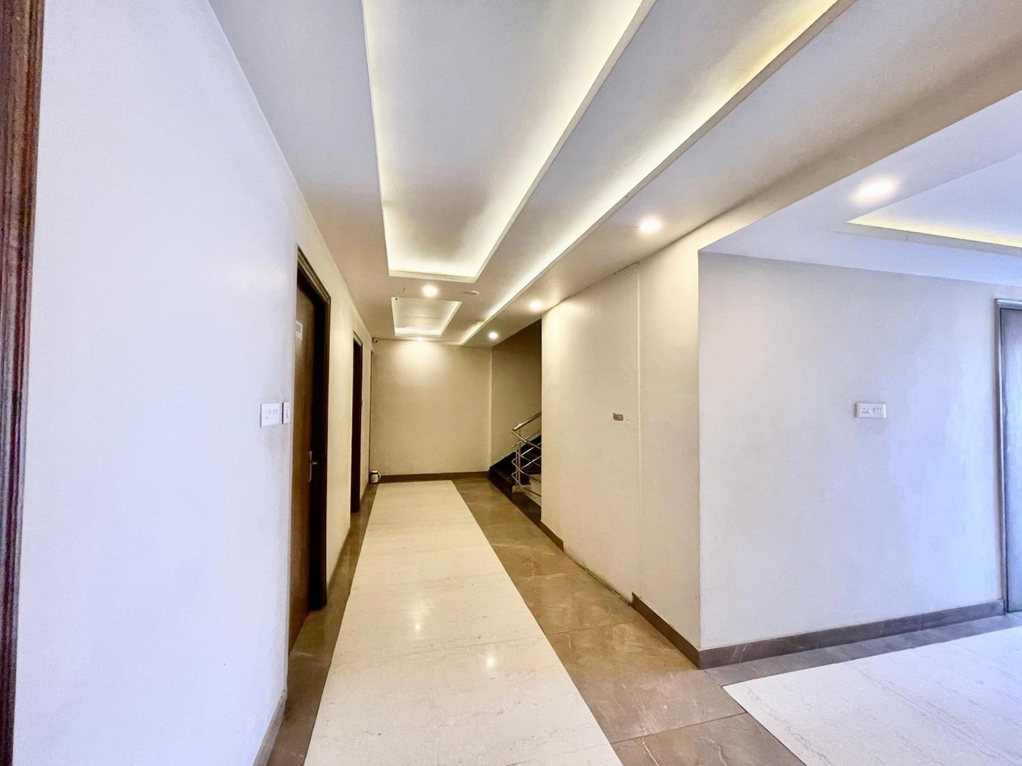 Hotel Rudraksh ! Varanasi !Fully-Air-Conditioned Hotel At Prime Location With Parking Availability, Near Kashi Vishwanath Temple, And Ganga Ghat 2 Bagian luar foto