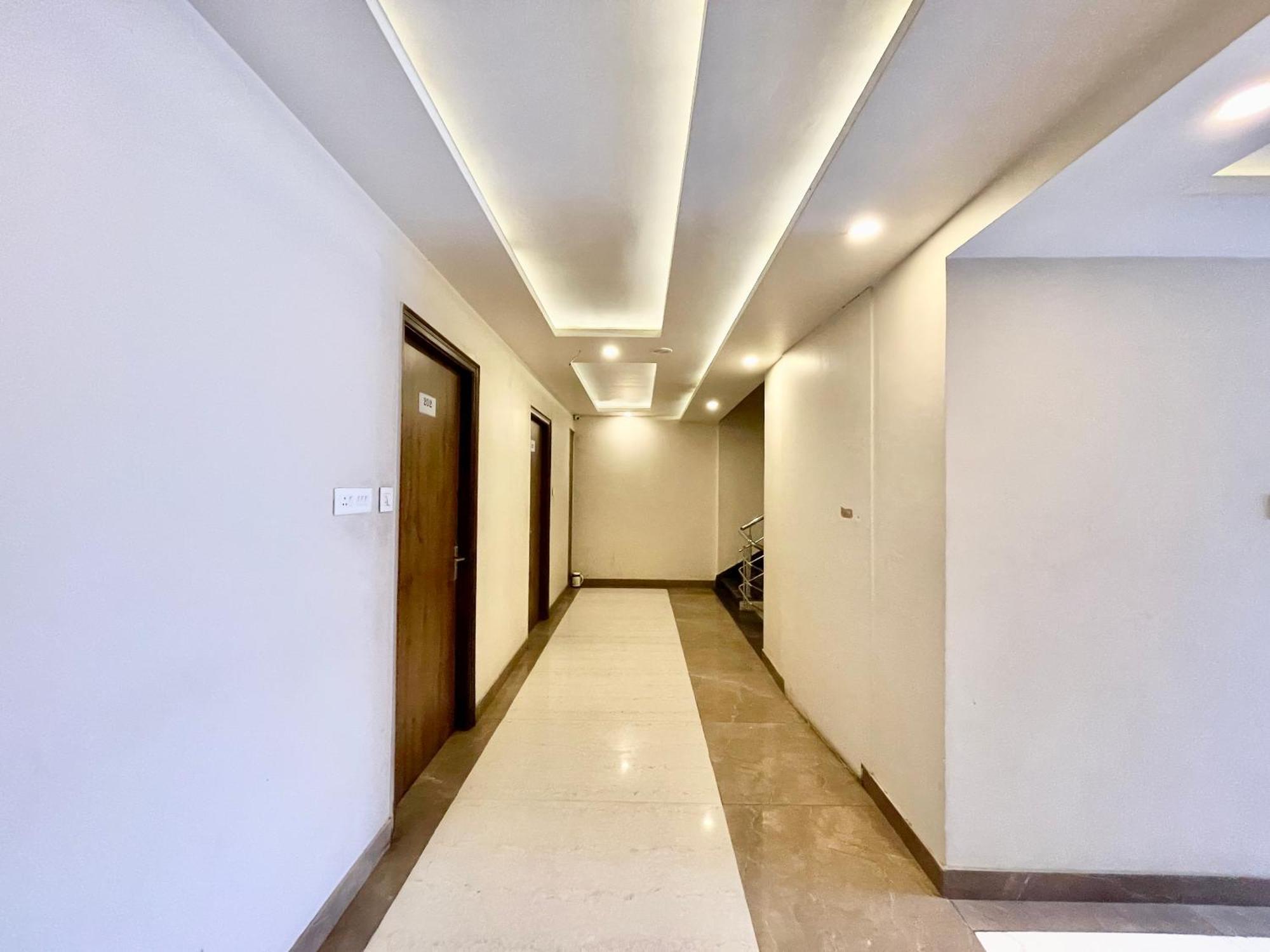 Hotel Rudraksh ! Varanasi !Fully-Air-Conditioned Hotel At Prime Location With Parking Availability, Near Kashi Vishwanath Temple, And Ganga Ghat 2 Bagian luar foto