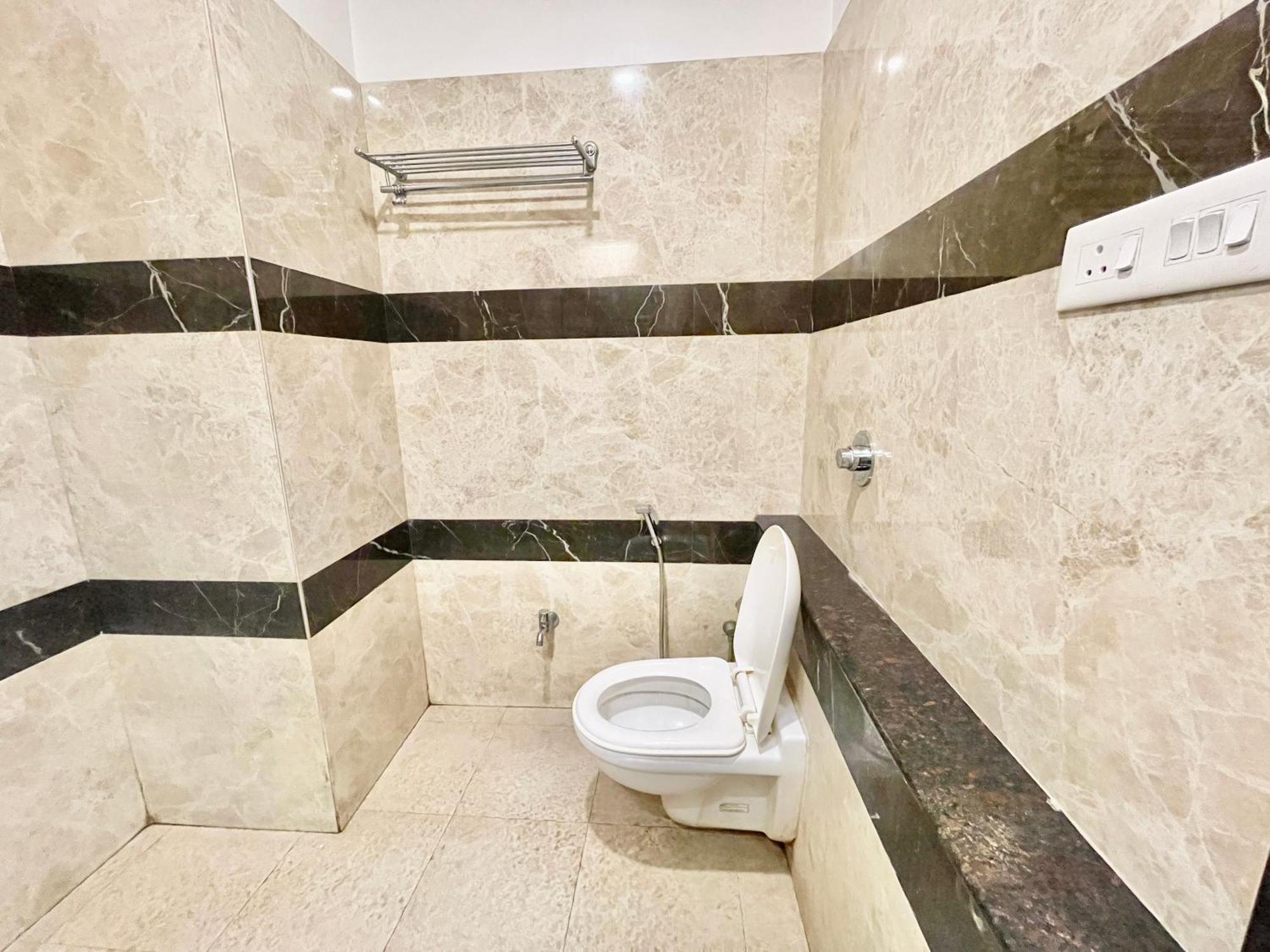 Hotel Rudraksh ! Varanasi !Fully-Air-Conditioned Hotel At Prime Location With Parking Availability, Near Kashi Vishwanath Temple, And Ganga Ghat 2 Bagian luar foto