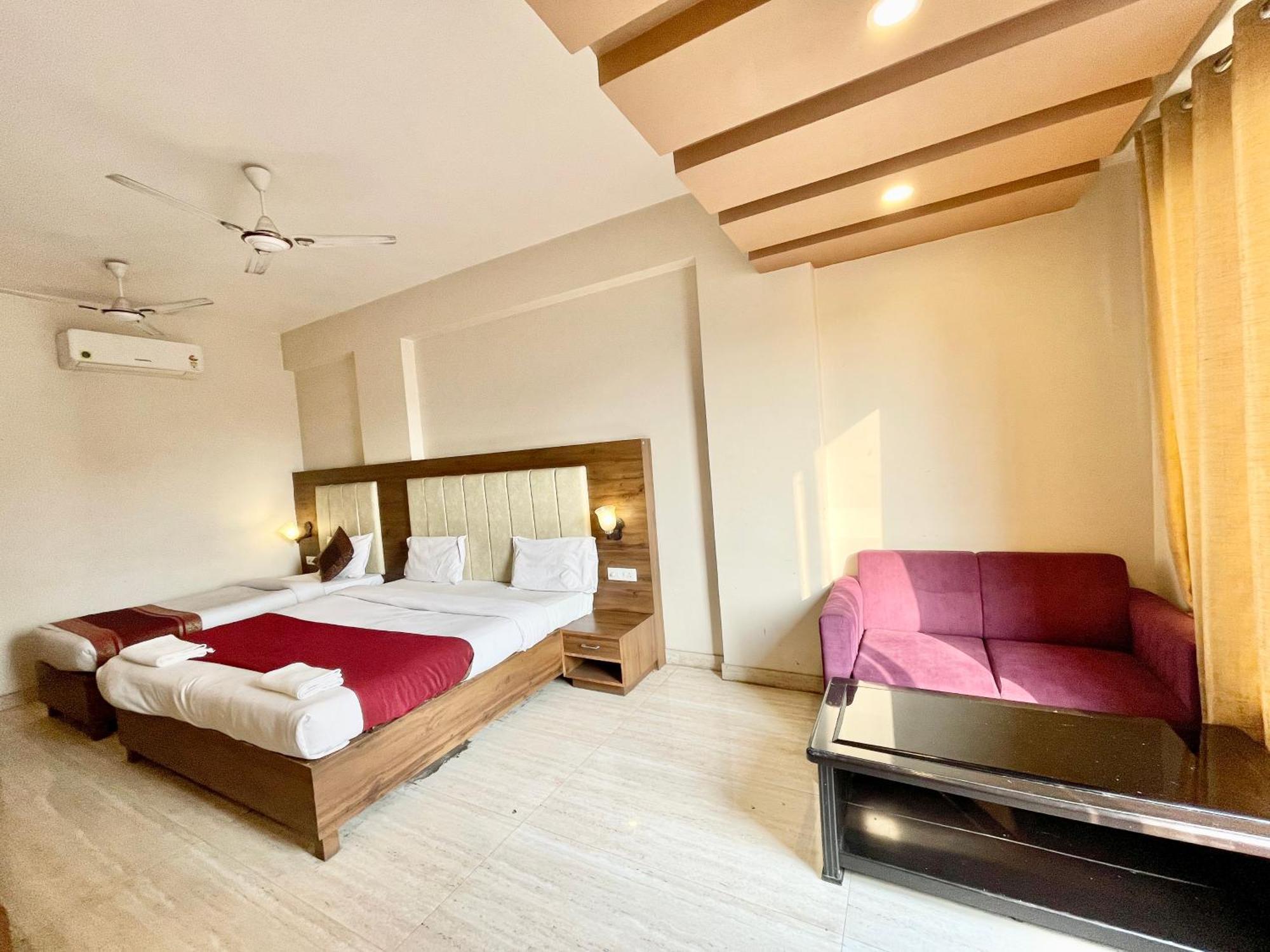 Hotel Rudraksh ! Varanasi !Fully-Air-Conditioned Hotel At Prime Location With Parking Availability, Near Kashi Vishwanath Temple, And Ganga Ghat 2 Bagian luar foto