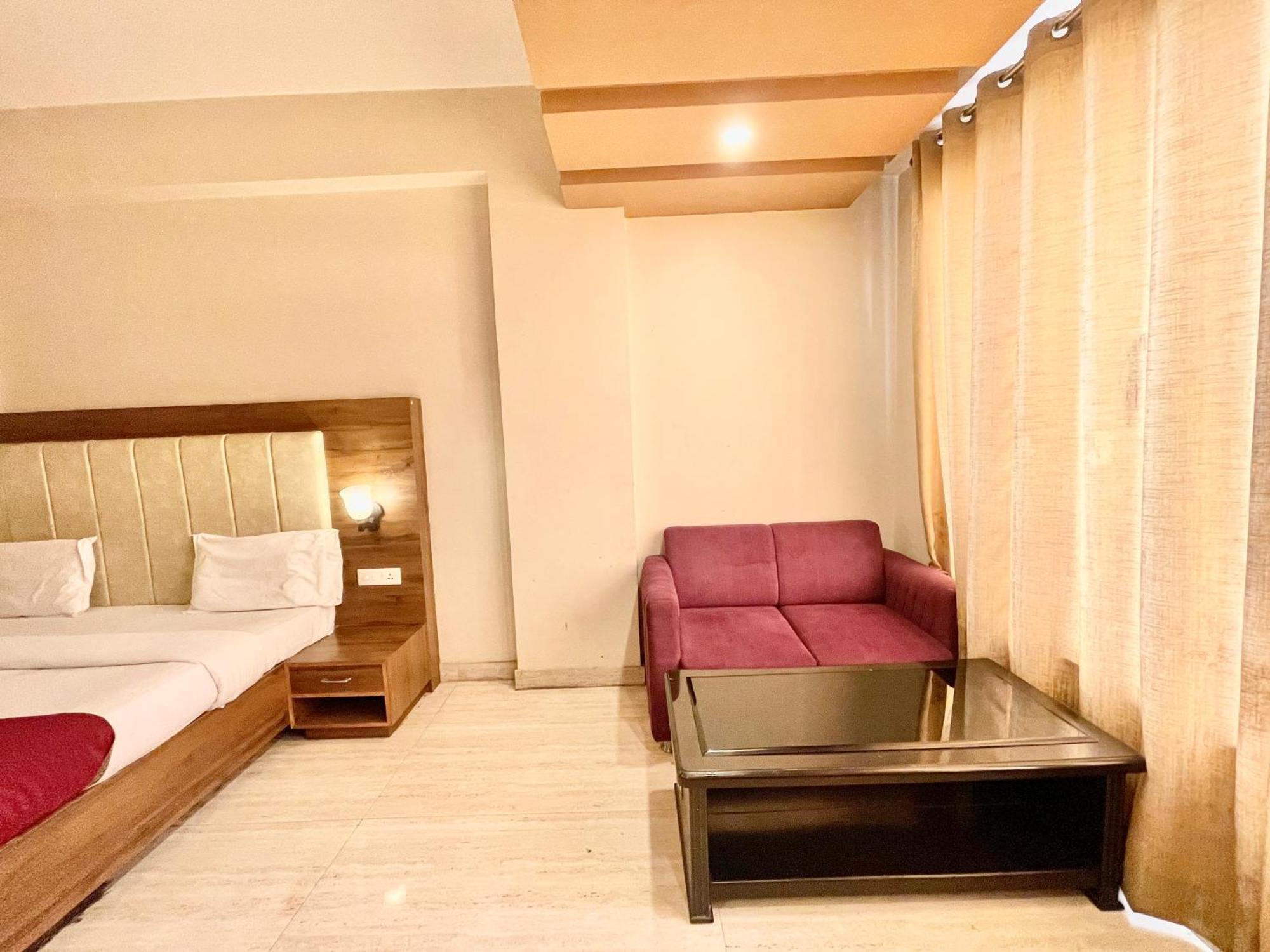 Hotel Rudraksh ! Varanasi !Fully-Air-Conditioned Hotel At Prime Location With Parking Availability, Near Kashi Vishwanath Temple, And Ganga Ghat 2 Bagian luar foto