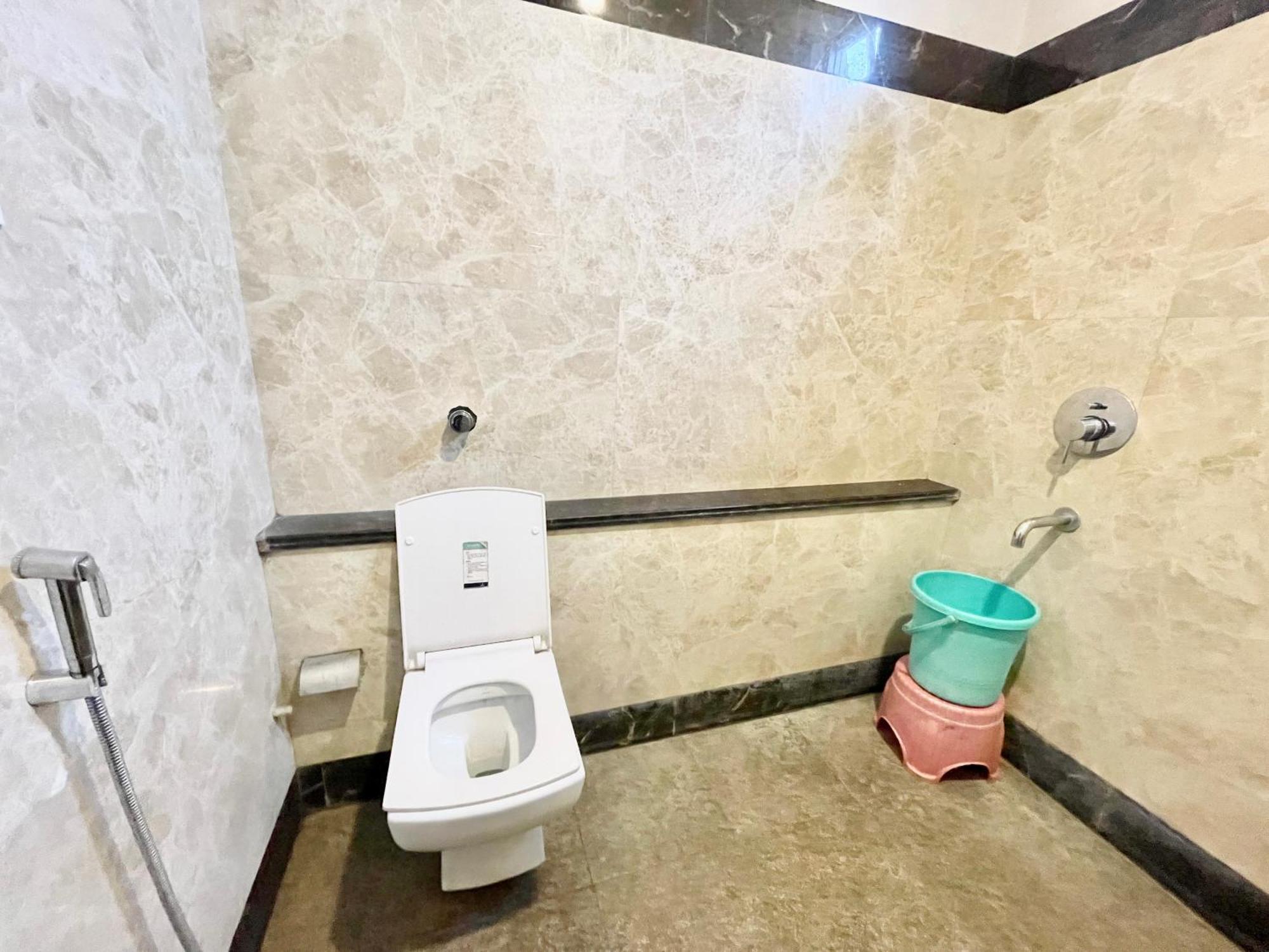 Hotel Rudraksh ! Varanasi !Fully-Air-Conditioned Hotel At Prime Location With Parking Availability, Near Kashi Vishwanath Temple, And Ganga Ghat 2 Bagian luar foto