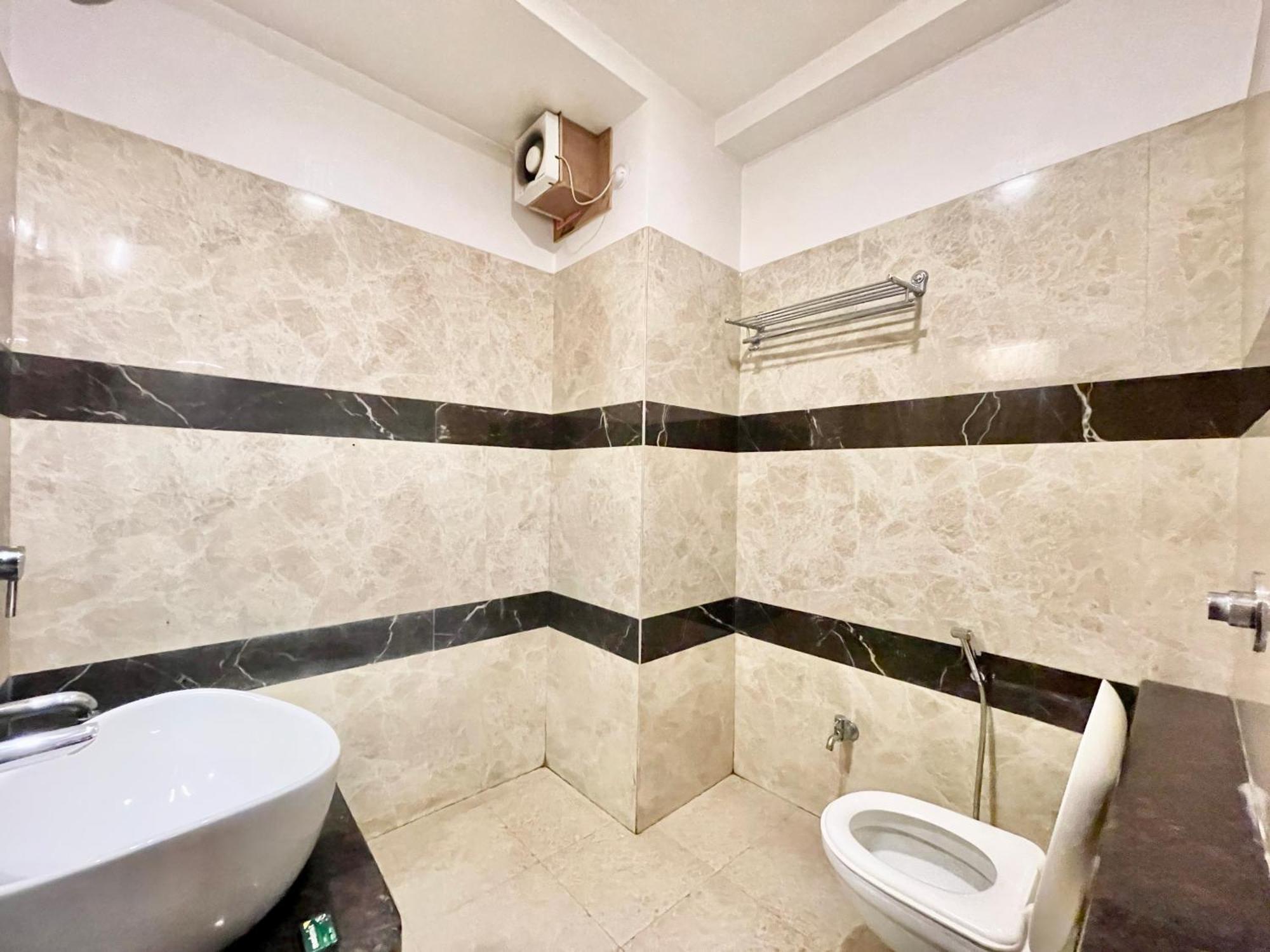 Hotel Rudraksh ! Varanasi !Fully-Air-Conditioned Hotel At Prime Location With Parking Availability, Near Kashi Vishwanath Temple, And Ganga Ghat 2 Bagian luar foto