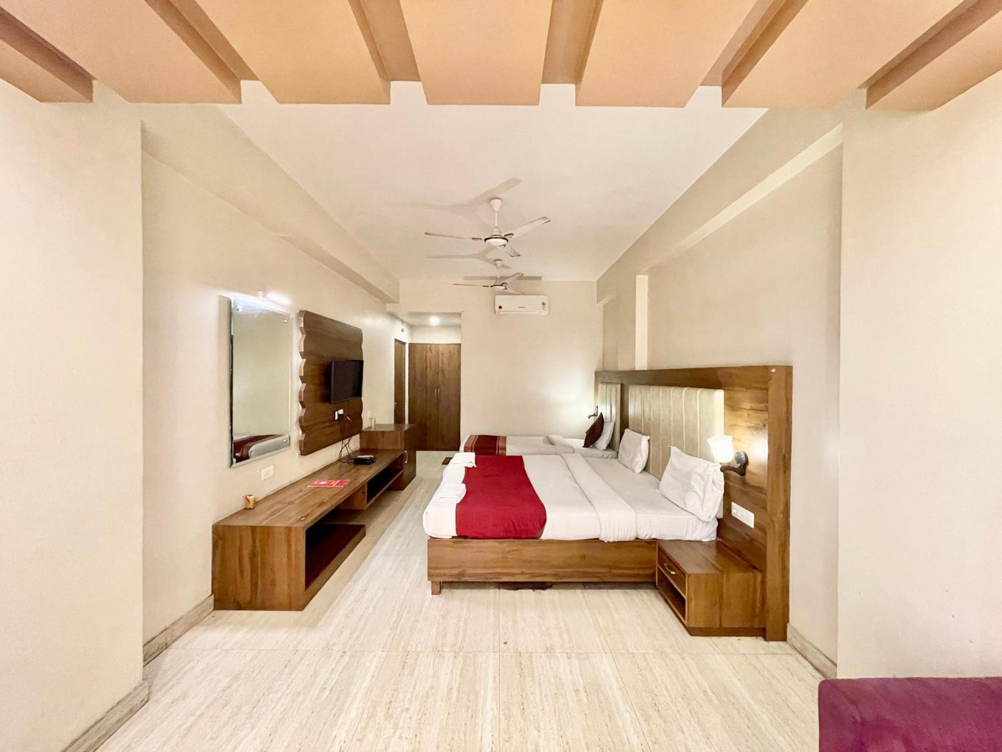 Hotel Rudraksh ! Varanasi !Fully-Air-Conditioned Hotel At Prime Location With Parking Availability, Near Kashi Vishwanath Temple, And Ganga Ghat 2 Bagian luar foto