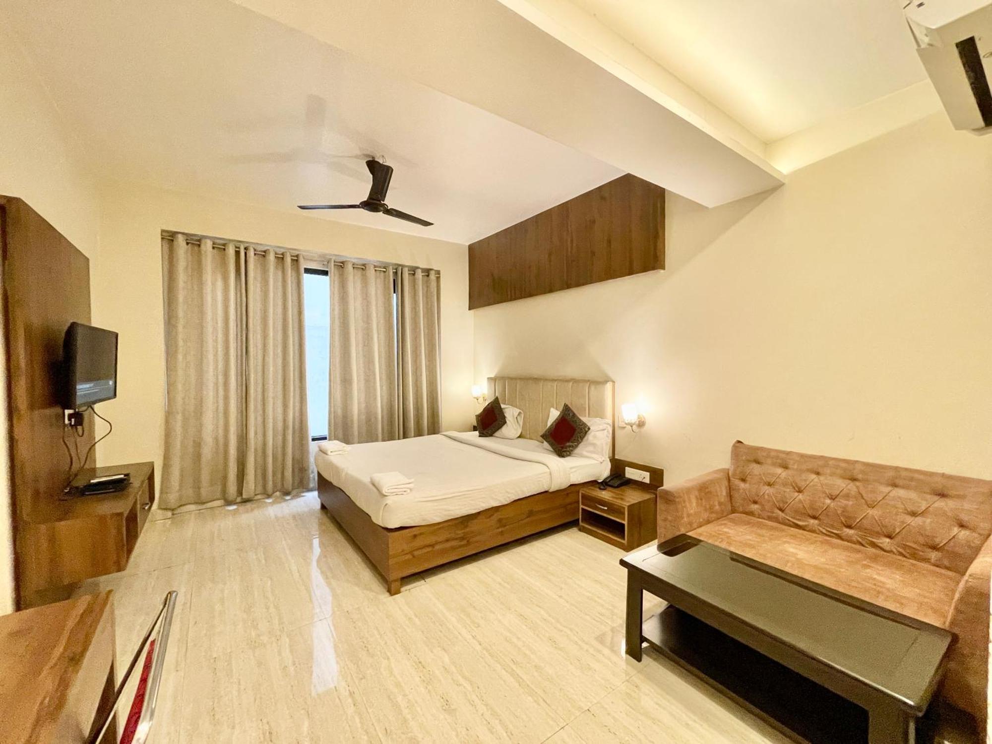 Hotel Rudraksh ! Varanasi !Fully-Air-Conditioned Hotel At Prime Location With Parking Availability, Near Kashi Vishwanath Temple, And Ganga Ghat 2 Bagian luar foto