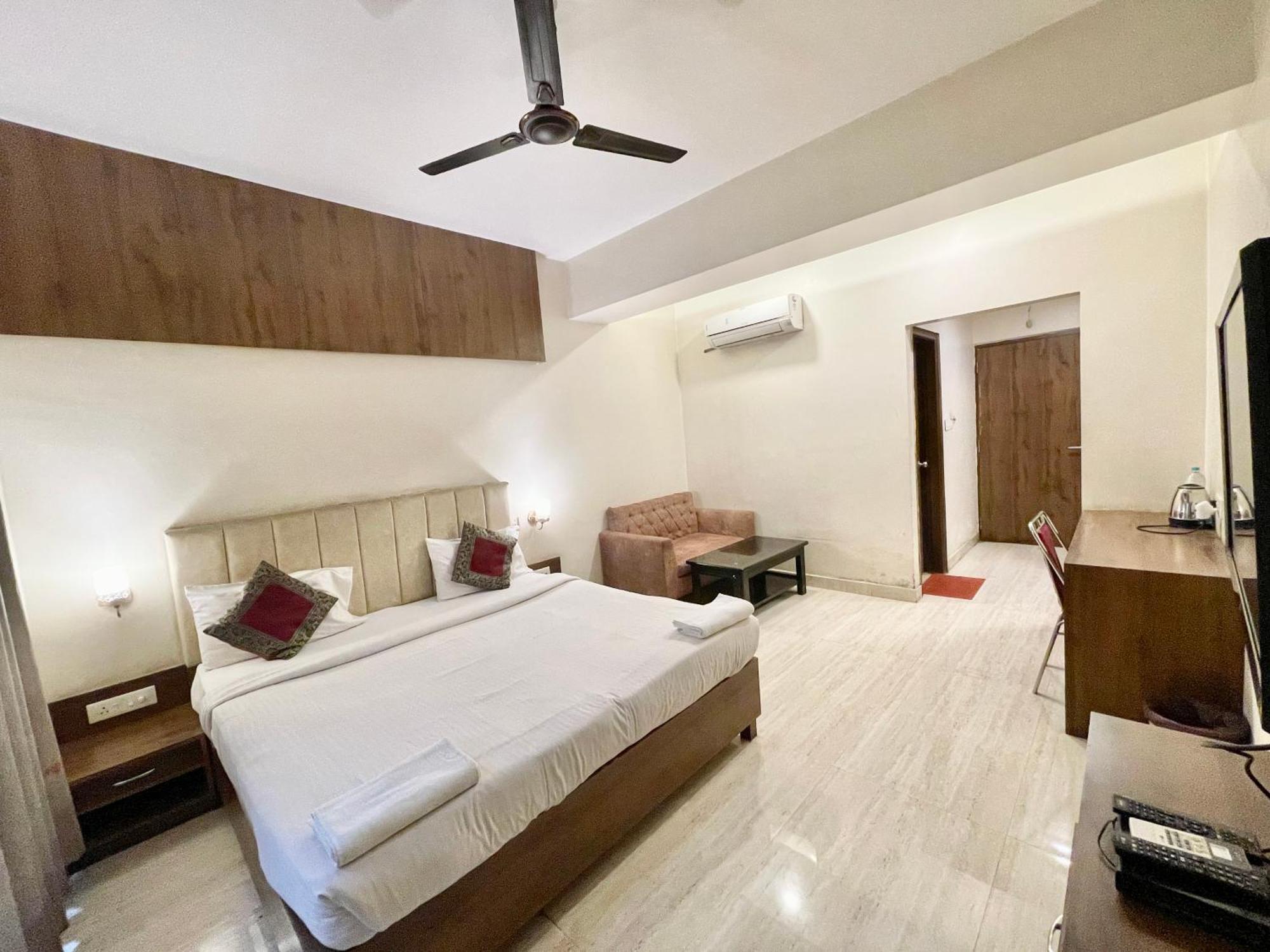 Hotel Rudraksh ! Varanasi !Fully-Air-Conditioned Hotel At Prime Location With Parking Availability, Near Kashi Vishwanath Temple, And Ganga Ghat 2 Bagian luar foto