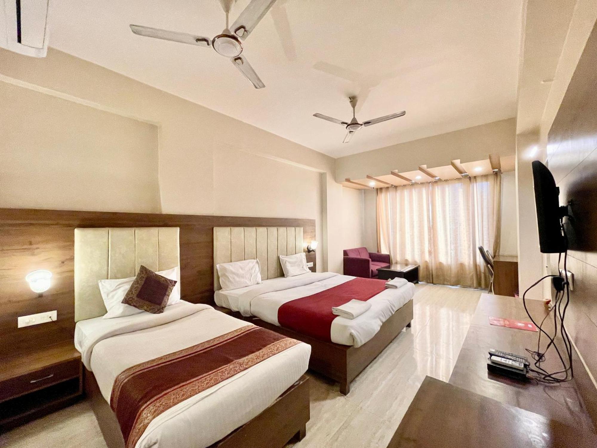 Hotel Rudraksh ! Varanasi !Fully-Air-Conditioned Hotel At Prime Location With Parking Availability, Near Kashi Vishwanath Temple, And Ganga Ghat 2 Bagian luar foto