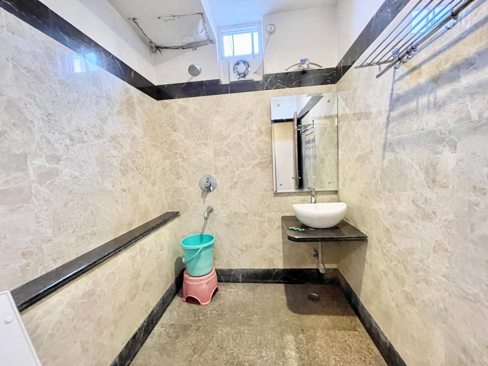 Hotel Rudraksh ! Varanasi !Fully-Air-Conditioned Hotel At Prime Location With Parking Availability, Near Kashi Vishwanath Temple, And Ganga Ghat 2 Bagian luar foto