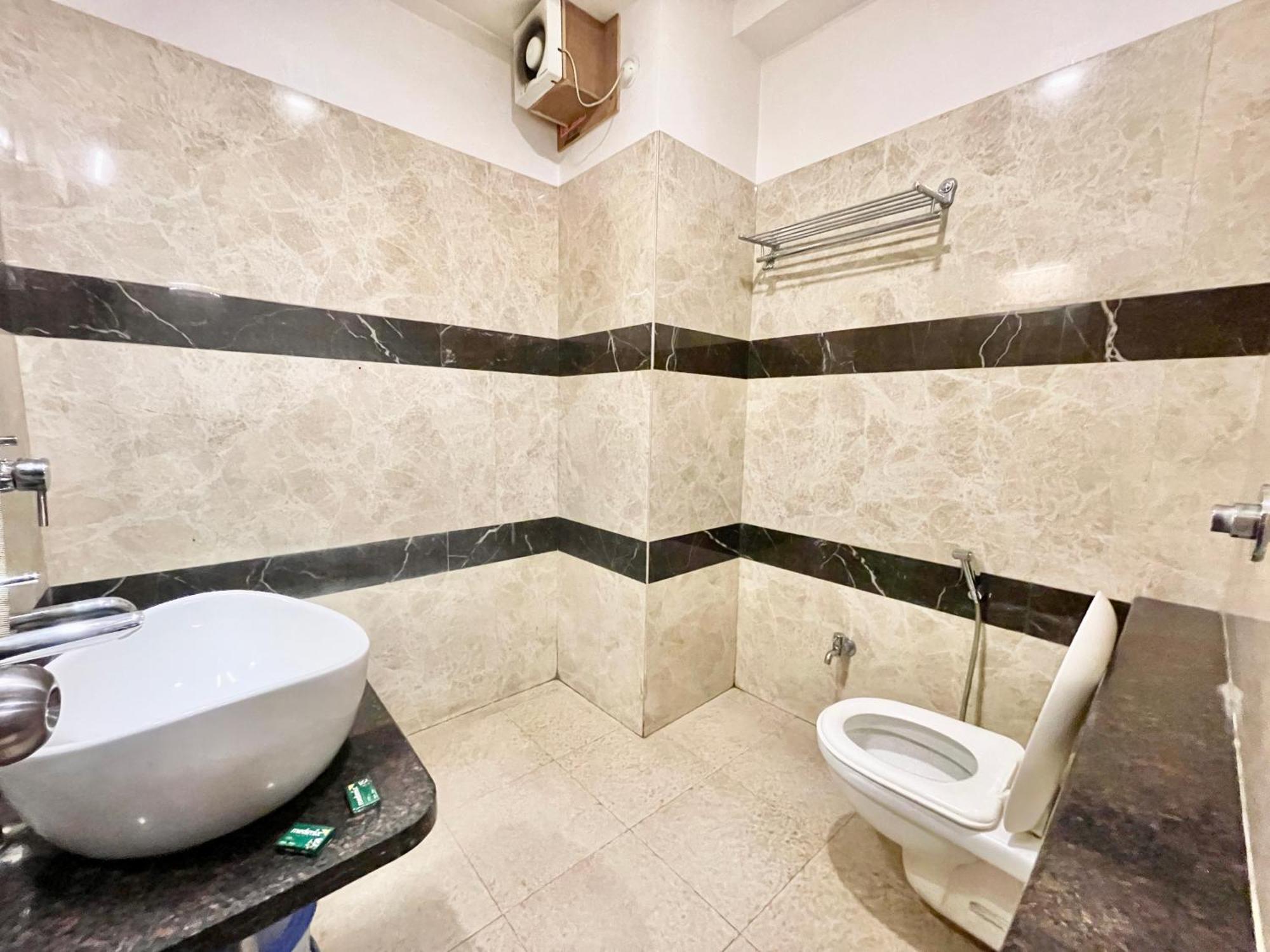 Hotel Rudraksh ! Varanasi !Fully-Air-Conditioned Hotel At Prime Location With Parking Availability, Near Kashi Vishwanath Temple, And Ganga Ghat 2 Bagian luar foto