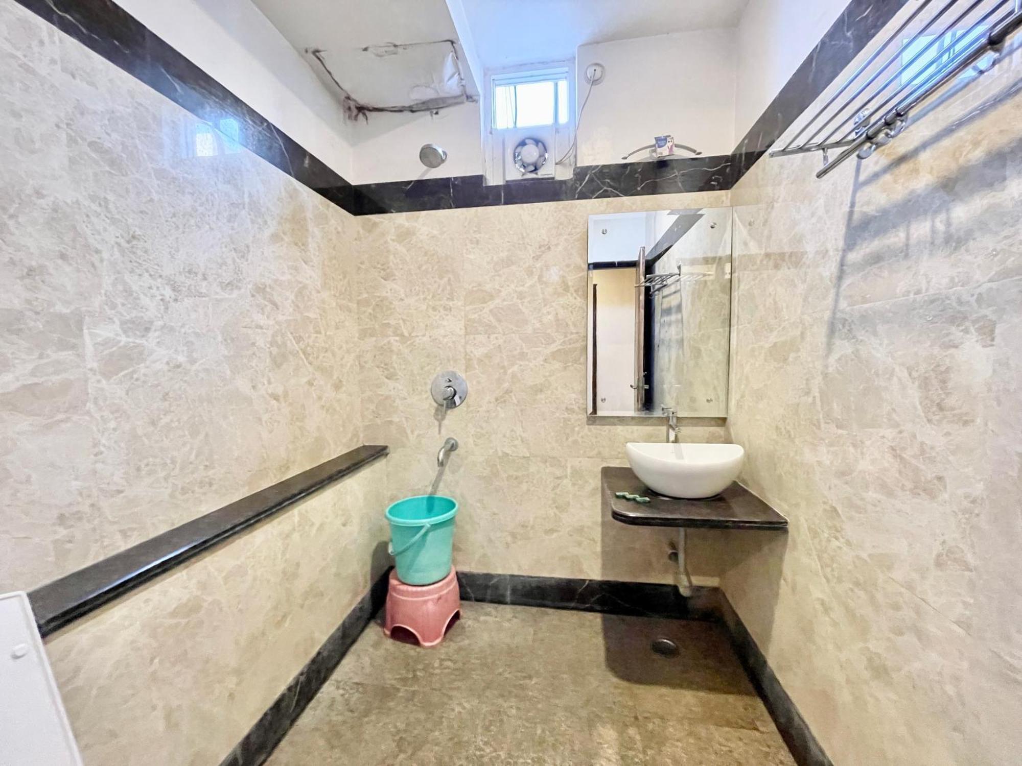 Hotel Rudraksh ! Varanasi !Fully-Air-Conditioned Hotel At Prime Location With Parking Availability, Near Kashi Vishwanath Temple, And Ganga Ghat 2 Bagian luar foto
