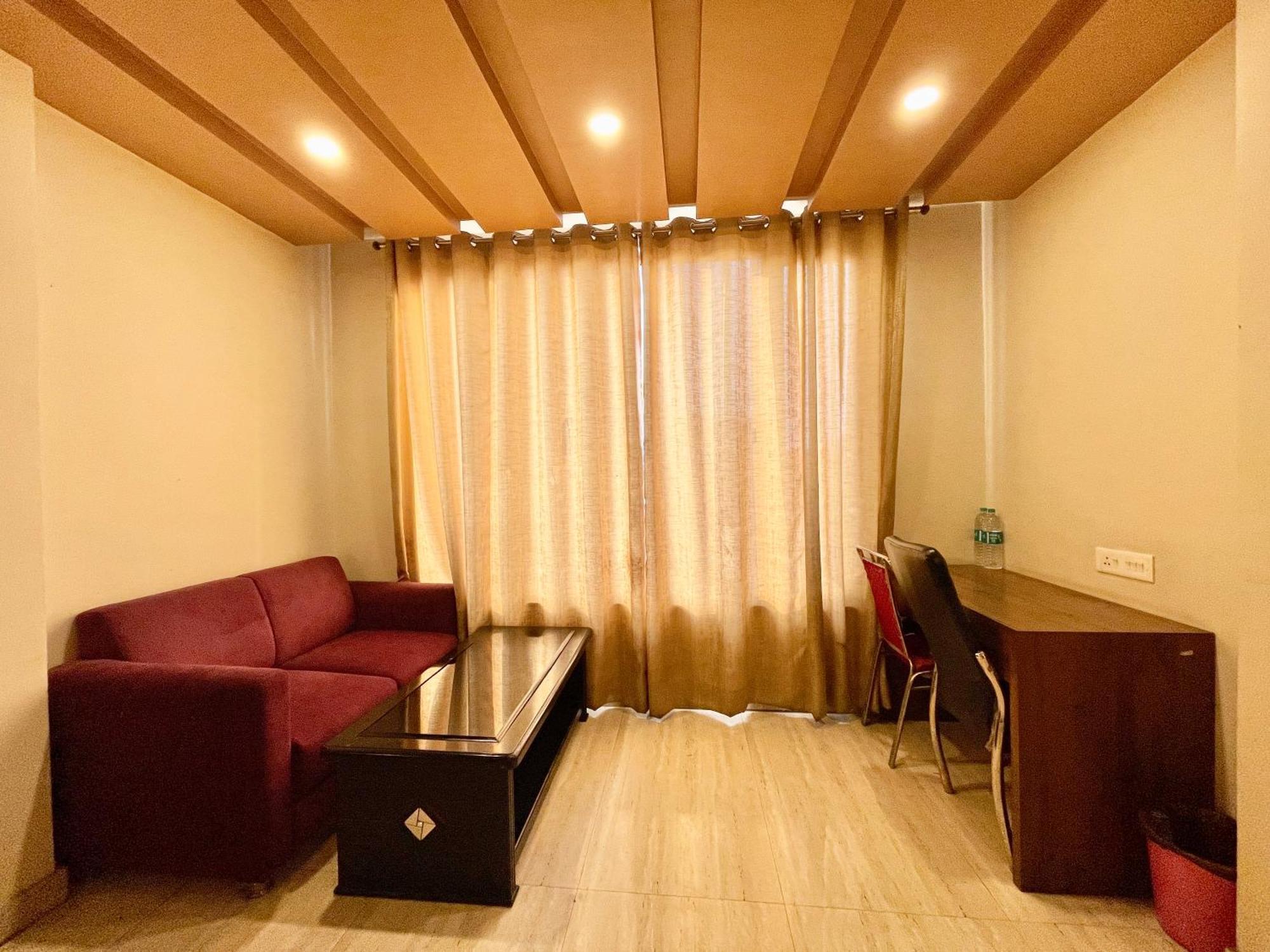 Hotel Rudraksh ! Varanasi !Fully-Air-Conditioned Hotel At Prime Location With Parking Availability, Near Kashi Vishwanath Temple, And Ganga Ghat 2 Bagian luar foto